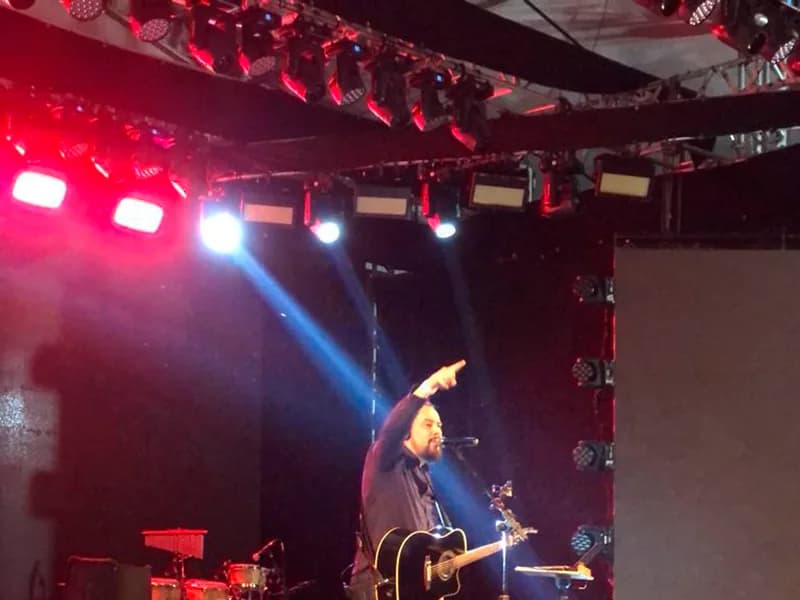 Diogo Barlete tocando violão no palco